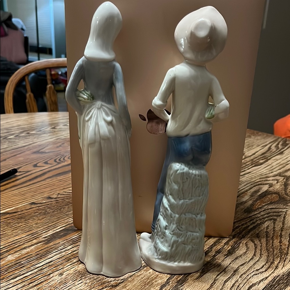 Charming Porcelain Couple Figurines in Cream and Blue - Picture 2 of 3